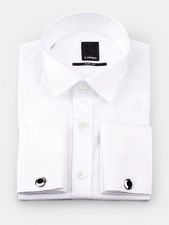 Белая сорочка с белыми пуговицами