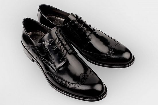 Черные ботинки с узором и линиями