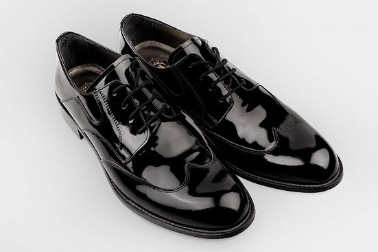 Черные кожаные ботинки с изогнутыми линиями