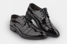 Черные кожаные ботинки с поперечными линиями