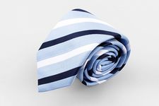 Голубой галстук в бело-синюю полоску